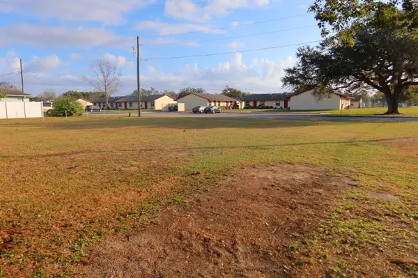 NORTH AVE, Zephyrhills, FL 33542