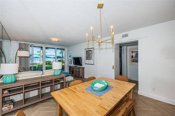 5901 BAHIA DEL MAR CIR #122, St Petersburg, FL 33715