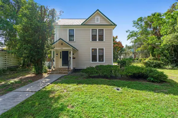 210 W UNIVERSITY AVE, Deland, FL 32720