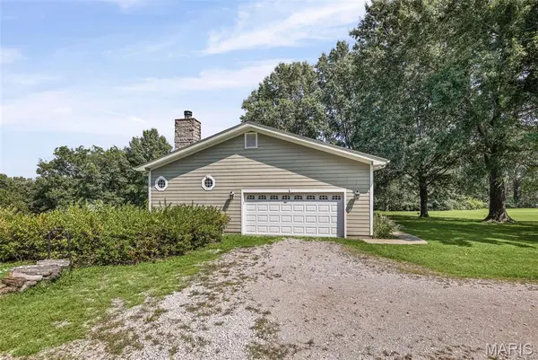 14 Algonquin DR, Millstadt, IL 62260