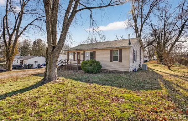 512 Belvedere DR, Belleville, IL 62223