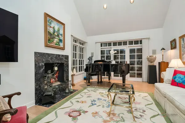 863 Gloucester XING, Lake Forest, IL 60045