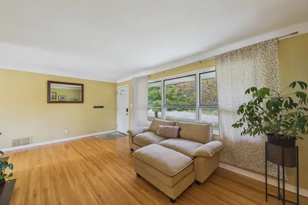 2874 Virginia AVE, Roseville, MN 55113