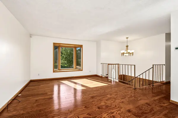 606 Grospoint LN N, Oakdale, MN 55128