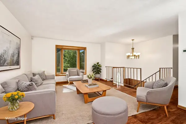 606 Grospoint LN N, Oakdale, MN 55128