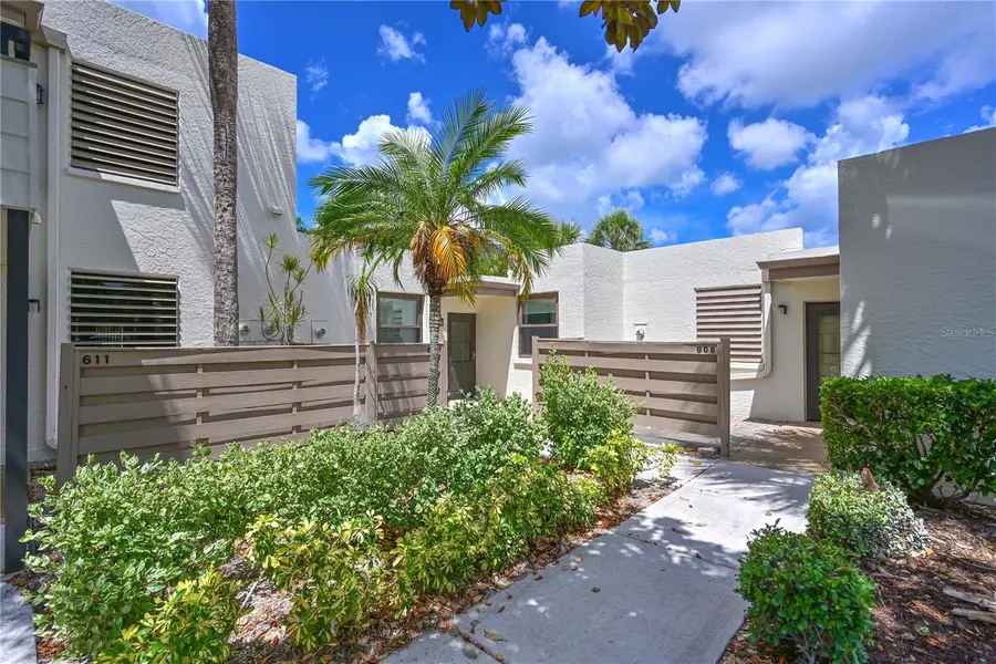 609 WOODLAWN DR, Bradenton, FL 34210