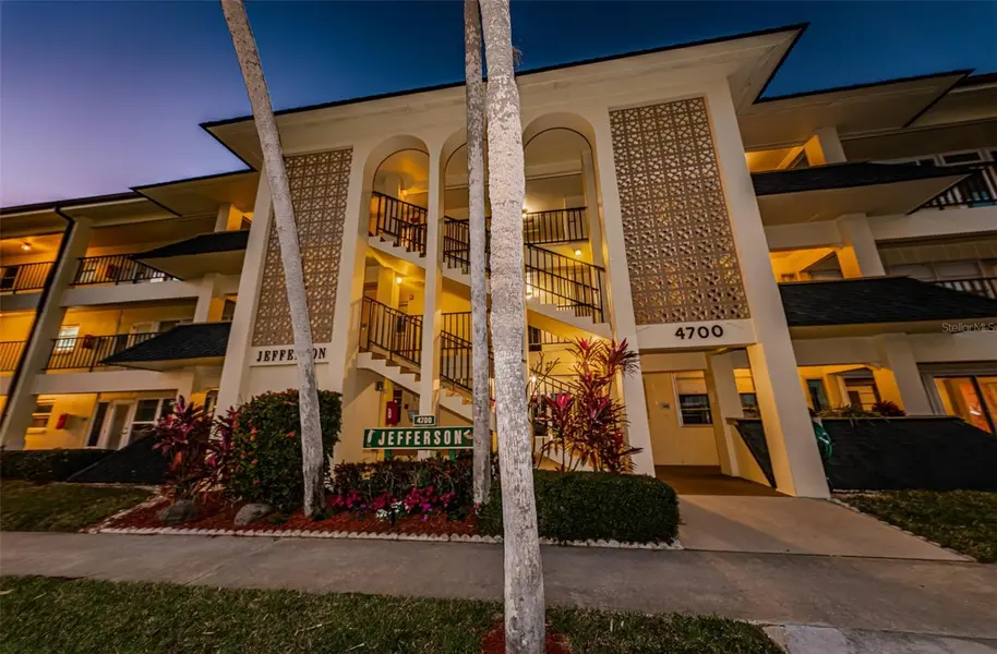 4700 COVE CIR #110, St Petersburg, FL 33708