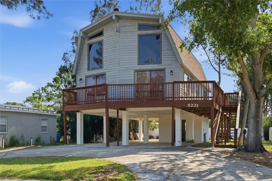 8221 RIVERSIDE DR NE, St Petersburg, FL 33702
