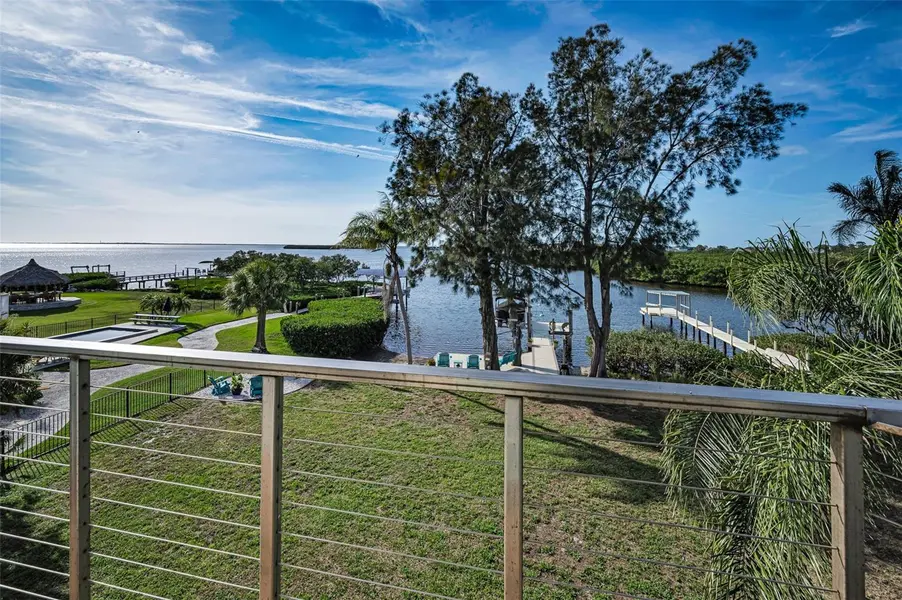 1626 SEA BREEZE DR, Tarpon Springs, FL 34689