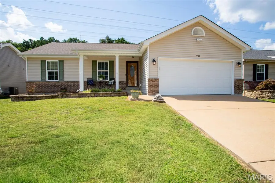 921 San Luis DR, Fenton, MO 63026