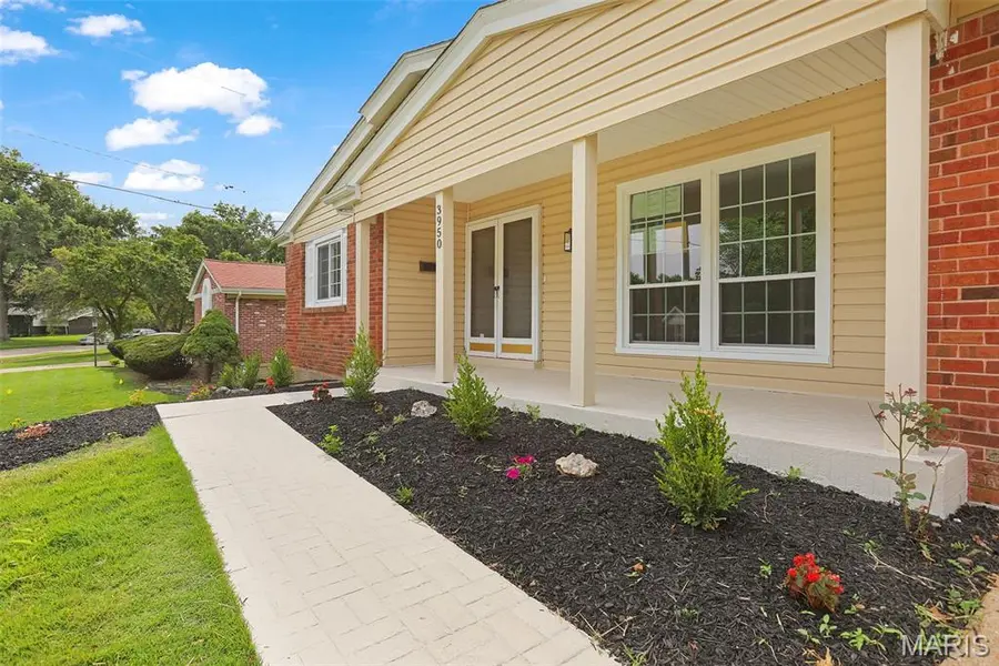 3950 Greengrass DR, Florissant, MO 63033