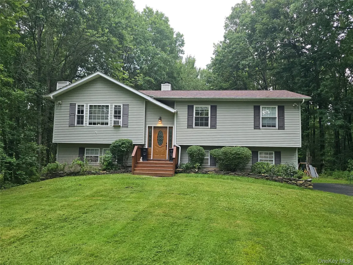 8 Kayleigh DR, New Paltz, NY 12561
