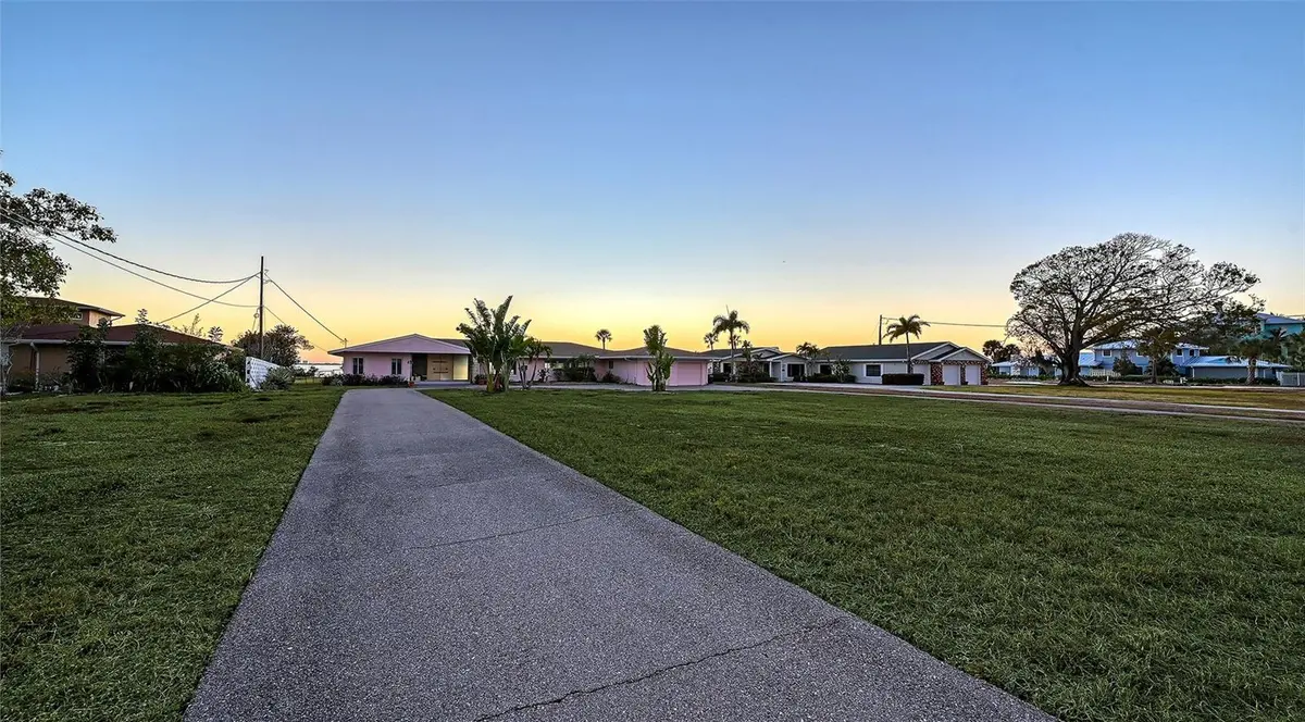 7322 WESTMORELAND DR, Sarasota, FL 34243