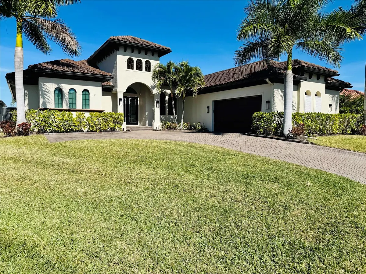 8533 S LAKE CIR, Fort Myers, FL 33908
