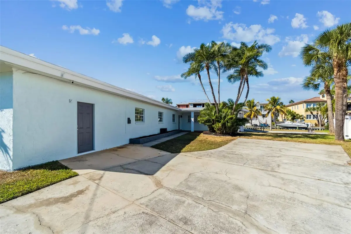 1733 BAYOU GRANDE BLVD NE, St Petersburg, FL 33703