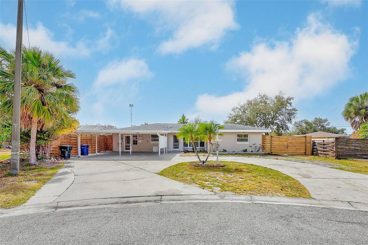 3946 OMEGA CIR, Sarasota, FL 34235