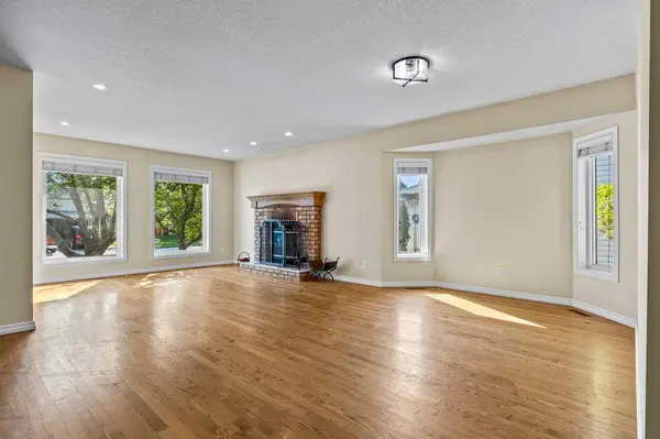 17 Sheep River CRES, Okotoks, AB T1S 1N6
