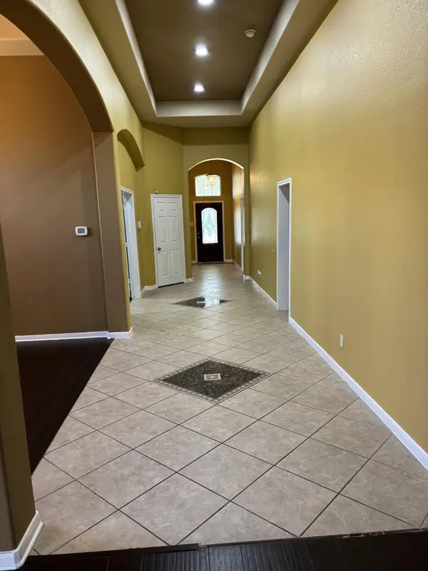 404 E Nakoma DR, Hutto, TX 78634