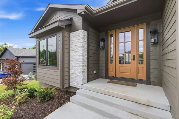 1149 Hummingbird CT, Greenwood, MO 64034