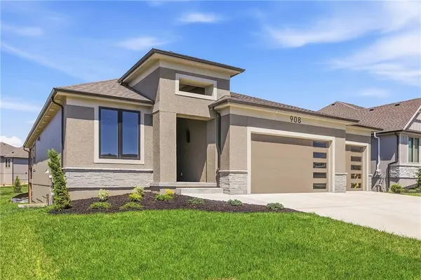 908 Savannah LN, Lee's Summit, MO 64034
