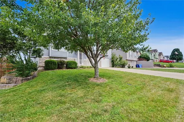 953 N Hickory DR, Tonganoxie, KS 66086