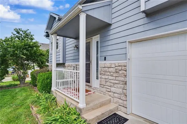 953 N Hickory DR, Tonganoxie, KS 66086