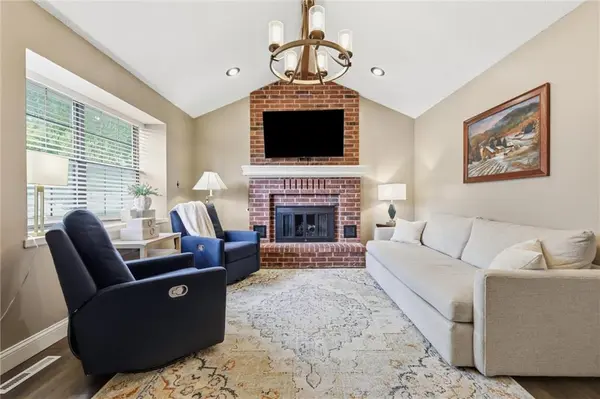 717 SE Parkwood CT, Blue Springs, MO 64014