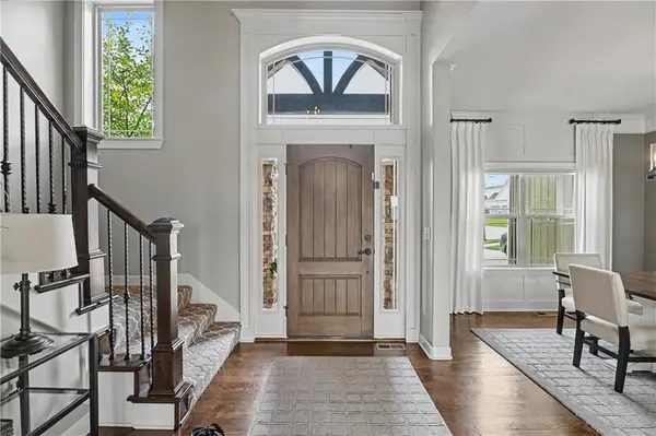 15053 Eagle LN, Parkville, MO 64152
