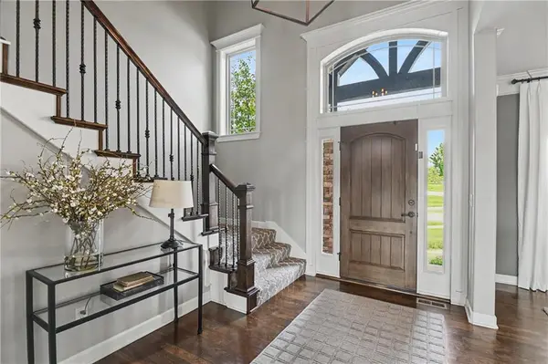 15053 Eagle LN, Parkville, MO 64152