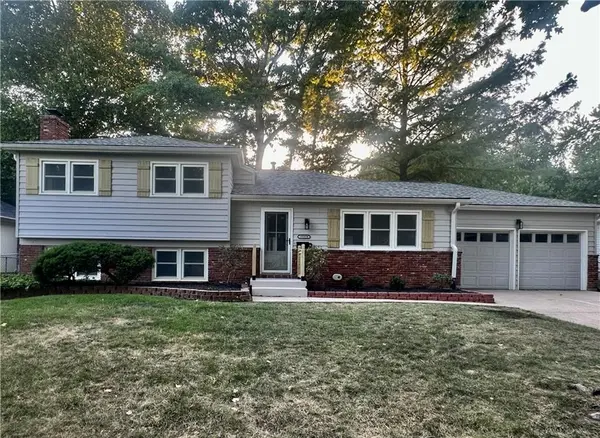 9624 Woodson DR, Overland Park, KS 66207