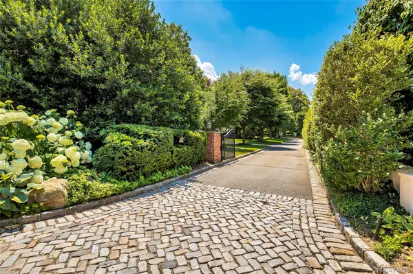 10 Hicks LN, Port Washington, NY 11050