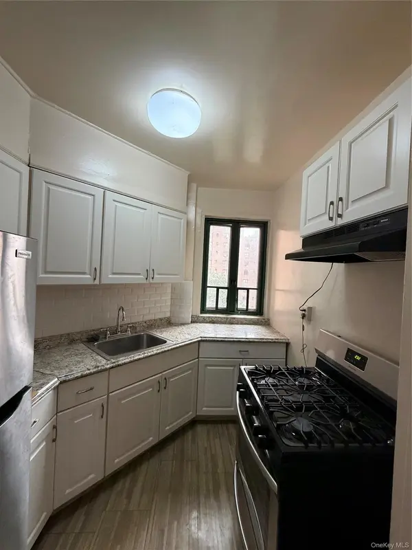 20 Metropolitan OVAL #5E, Bronx, NY 10462