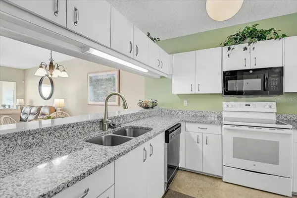4215 CADDIE DR E #102, Bradenton, FL 34203