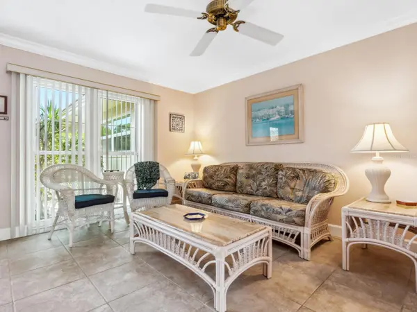 2153 PUEBLO CIR #V14, Sarasota, FL 34231