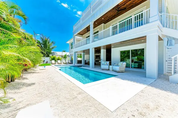 215 83RD ST, Holmes Beach, FL 34217