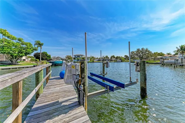 5507 CONTENTO DR, Sarasota, FL 34242