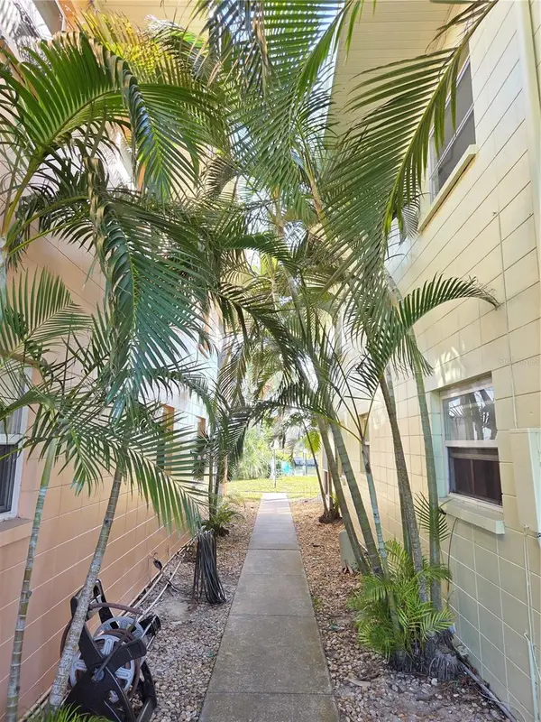 10215 MANATEE AVE W #1, Bradenton, FL 34209