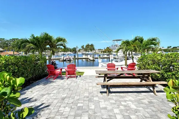 7150 N TAMIAMI TRL #S-612, Sarasota, FL 34243
