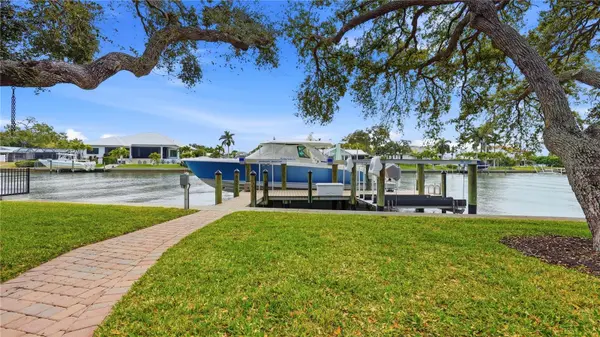 7637 COVE TER, Sarasota, FL 34231
