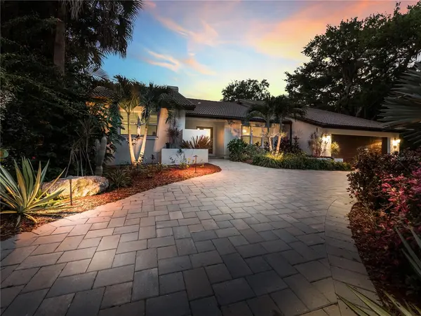 5231 SIESTA COVE DR, Sarasota, FL 34242