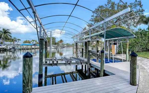 121 HOLLY AVE, Sarasota, FL 34243