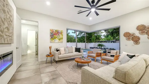 2010 HYDE PARK CIR, Sarasota, FL 34239