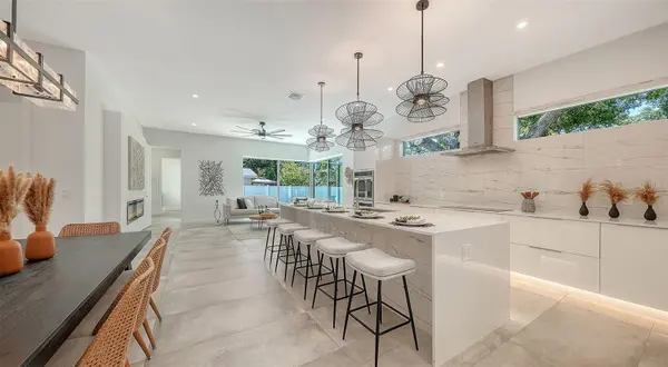 2010 HYDE PARK CIR, Sarasota, FL 34239