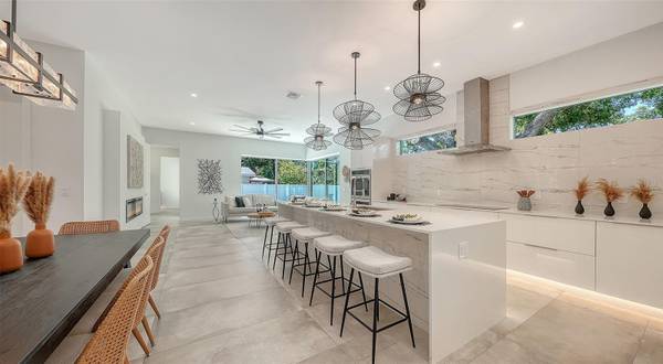 2010 HYDE PARK CIR, Sarasota, FL 34239