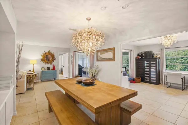 7354 W COUNTRY CLUB DR N, Sarasota, FL 34243