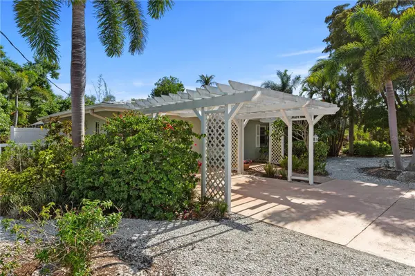 7860 HOLIDAY DR, Sarasota, FL 34231