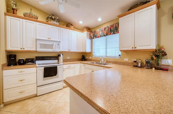 541 FALKLAND RD, Venice, FL 34293