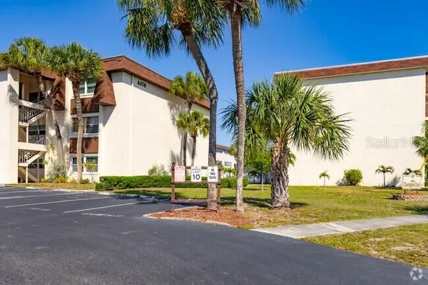 208 NE MONROE CIR N #307, St Petersburg, FL 33702