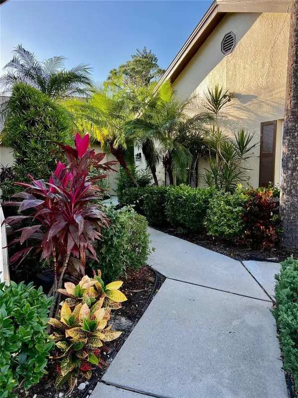 7186 LAKESIDE DR, Sarasota, FL 34243