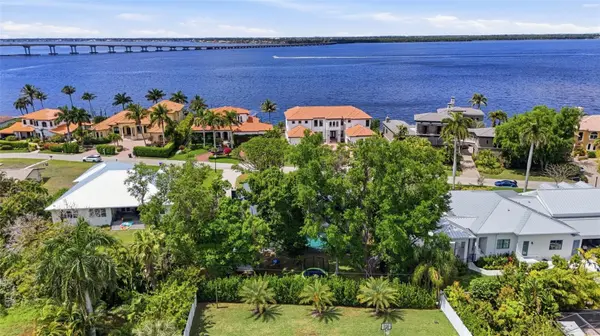 3931 W RIVERSIDE DR, Fort Myers, FL 33901